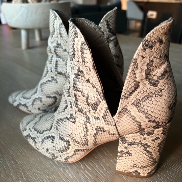 Steve Madden Booties. Snakeskin. Size 6 - Picture 2 of 6